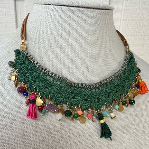 Beautiful crochet and tiny charm dangle necklace - Picture 3 of 5